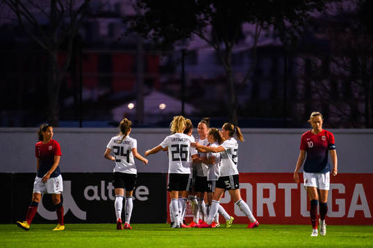 Ingrid Moe Wold and Caroline Graham Hansen of Norway looks