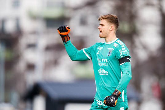 Sirius målvakt Lukas Jonsson jublar