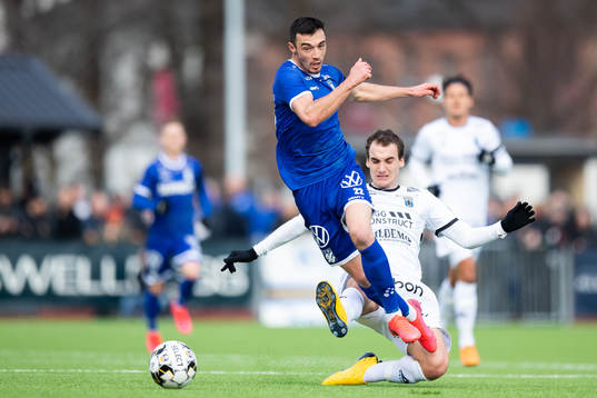 IFK Göteborgs Giorgi Kharaishvili fälls av Sirius Adam