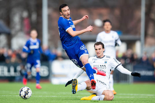 IFK Göteborgs Giorgi Kharaishvili fälls av Sirius Adam