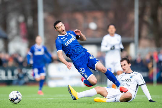IFK Göteborgs Giorgi Kharaishvili fälls av Sirius Adam