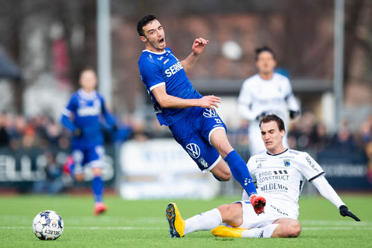 IFK Göteborgs Giorgi Kharaishvili fälls av Sirius Adam