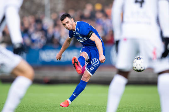 IFK Göteborgs Giorgi Kharaishvili skjuter en frispark