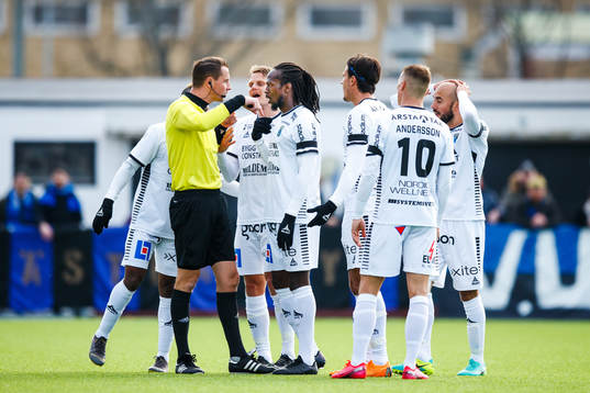 Sirius spelare i samtal med domaren