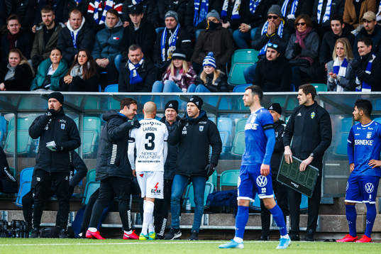 Sirius Karl Larson lämnar planen