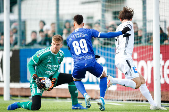 IFK Göteborgs Tobias Sana oroar framför Sirius målvakt