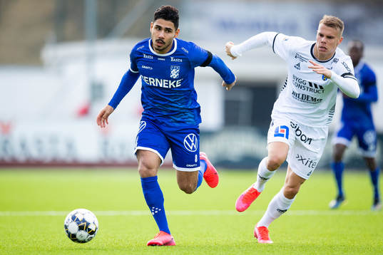 IFK Göteborgs Hosam Aiesh före Sirius Elias Andersson