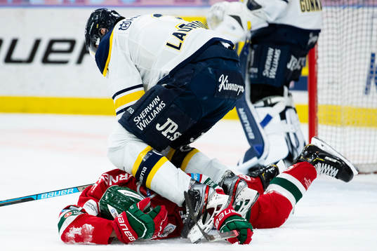 s Markus Lauridsen trycker ner Frölundas Johan Sundström