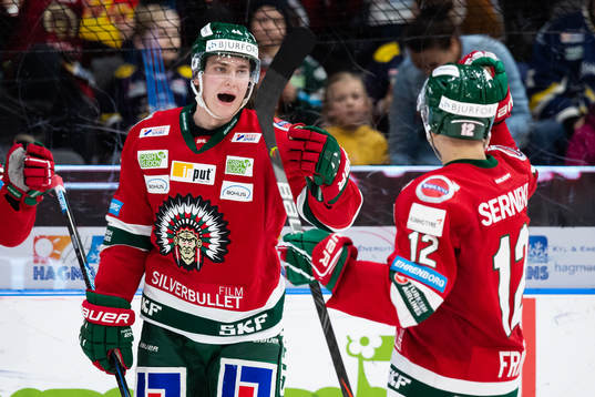 Frölundas Jacob Peterson jublar med Max Friberg