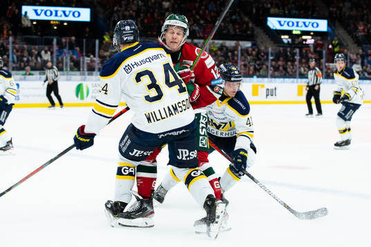 s Jesper Williamsson blir tacklad av Frölundas Max Friberg