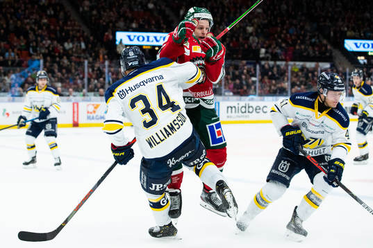 s Jesper Williamsson blir tacklad av Frölundas Max Friberg
