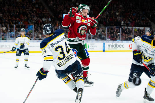 s Jesper Williamsson blir tacklad av Frölundas Max Friberg