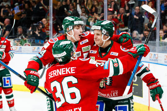 Frölundas Jacob Peterson och Max Friberg jublar