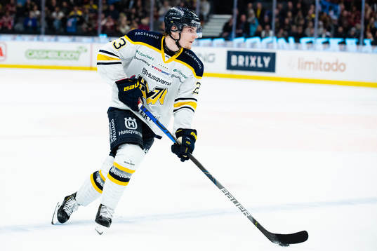 s Lias Andersson tar fart för att slå en straff