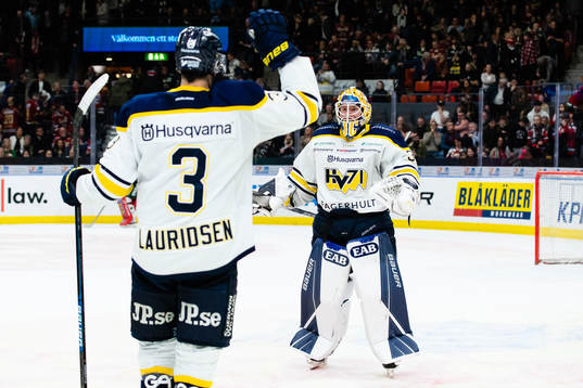s målvakt Jonas Gunnarsson jublar
