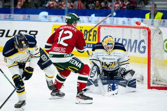 s Jesper Williamsson och Johannes Kinnvall och skjuter 2-1