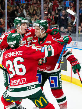 Frölundas Max Friberg jublar ihop med Jacob Peterson och