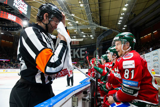 Domare Mikael Sjöqvist pratar med Frölundas Ryan Lasch
