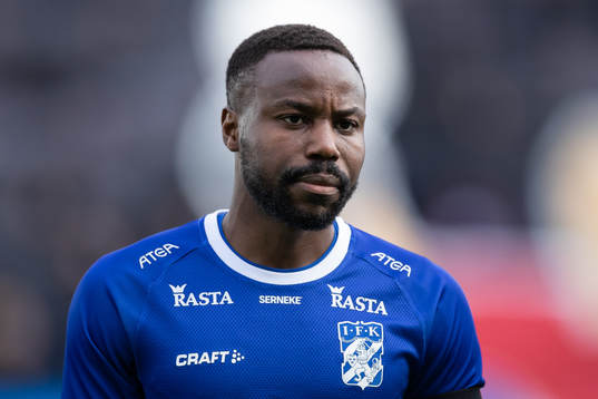 IFK Göteborgs Nzuzi Toko innan fotbollsmatchen i Svenska