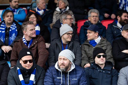 IFK Göteborgs klubbdirektör Max Markusson i mitten nedre