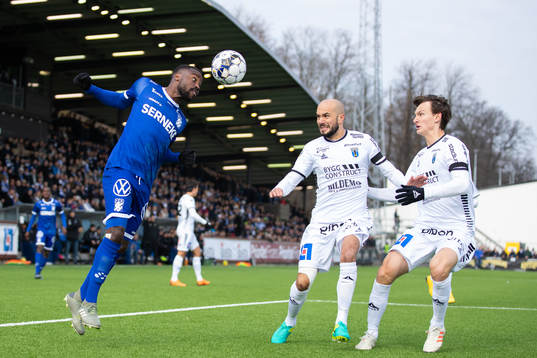 IFK Göteborgs Nzuzi Toko mot Sirius Karl Larson och
