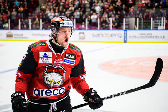 Malmö Redhawks Carl Persson jublar