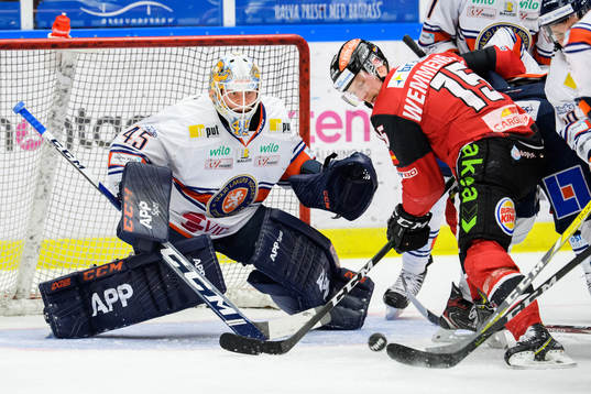 Växjös målvakt Viktor Andrén och Malmö Redhawks Axel