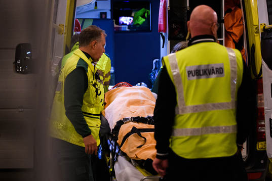 Växjös Brendan Shinnimin får vård i en ambulans