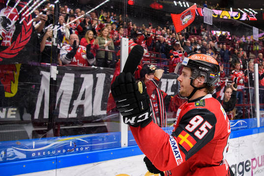 Malmö Redhawks Carl Persson jublar