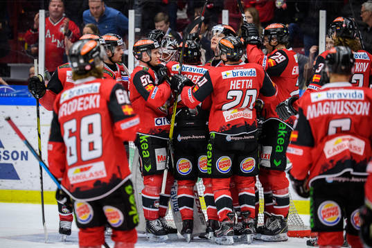 Malmö Redhawks målvakt Lars Volden jublar med lagkamrater