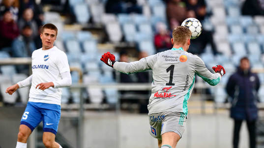Falkenbergs målvakt Johan Brattberg nickar bort bollen
