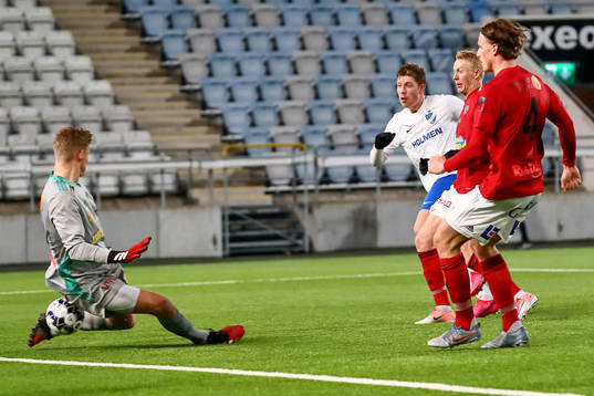 Falkenbergs målvakt Johan Brattberg räddar skott av IFK