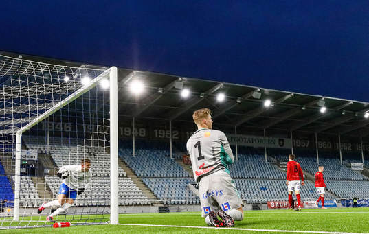 IFK Norrköpings Christoffer Nyman hämtar bollen och