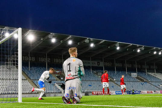 IFK Norrköpings Christoffer Nyman hämtar bollen och