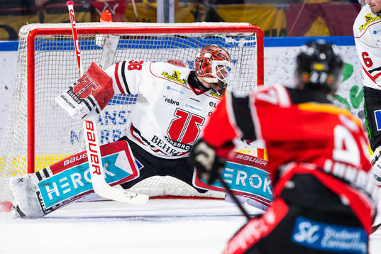 Luleås Nils Lundkvist sätter 1-0 bakom Örebros målvakt