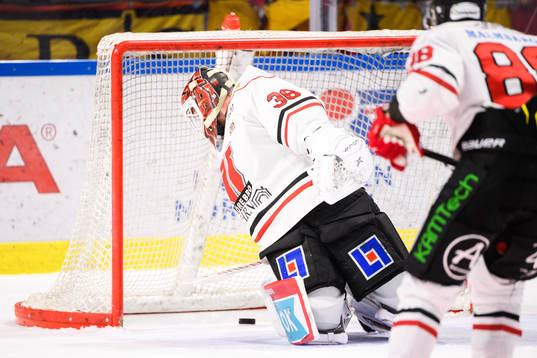 Luleås Jesper Sellgren , ej i bild, gör 2-2 bakom