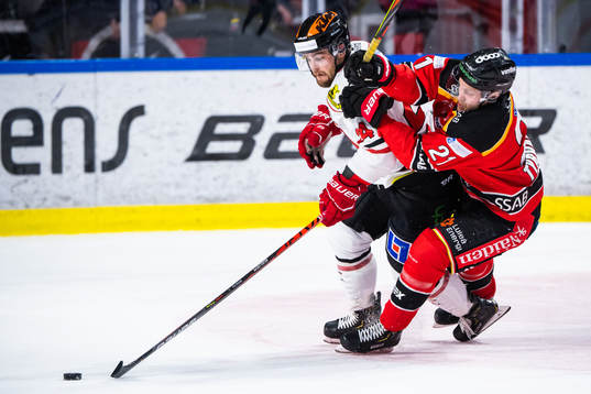 Örebros Aaron Irving och Luleås Juhani Tyrväinen