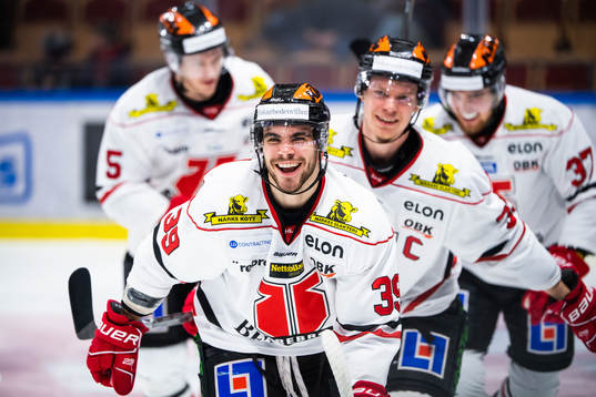 Örebros Jordan Boucher jublar