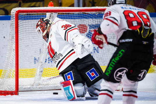 Luleås Jesper Sellgren (ej i bild) gör 2-2 bakom Örebros