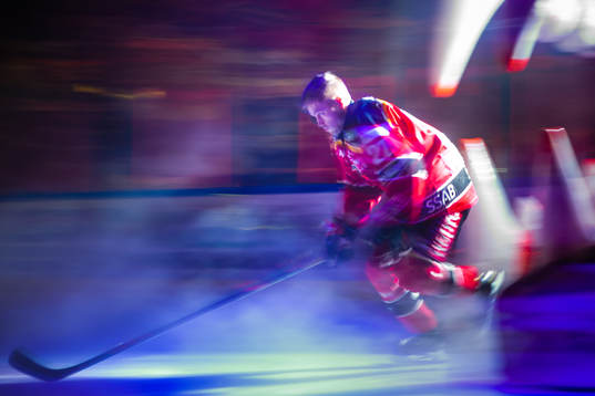 Luleås Juhani Tyrväinen åker in på isen