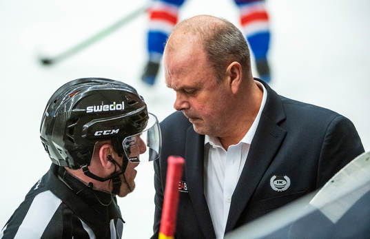 Domare Mikael Holm och Oskarshamns tränare Per-Erik