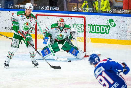 Oskarshamns Rickard Palmberg och Rögles målvakt Roman Will
