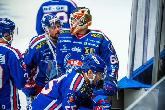 Oskarshamns Ben Youds och målvakt Marcus Hellgren deppar