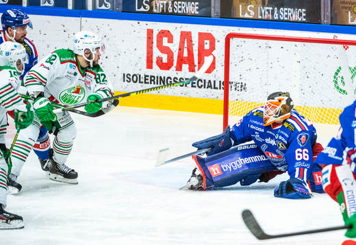 Oskarshamns målvakt Marcus Hellgren och Rögles Chris