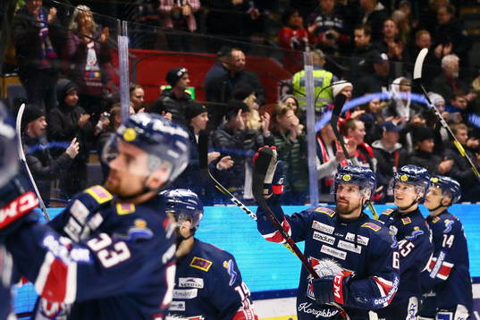 Linköpings Jonas Holös med flera tackar supportrarna