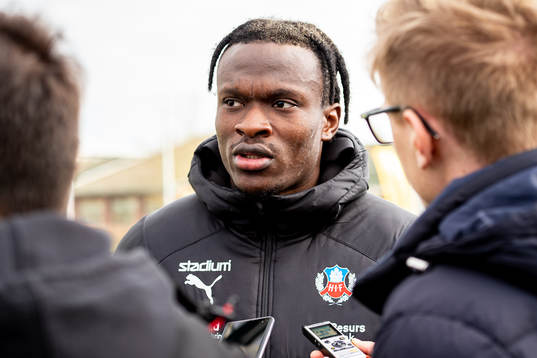 Helsingborgs Noel Mbo i samtal med media