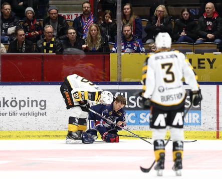 Linköpings Sebastian Karlsson har ont