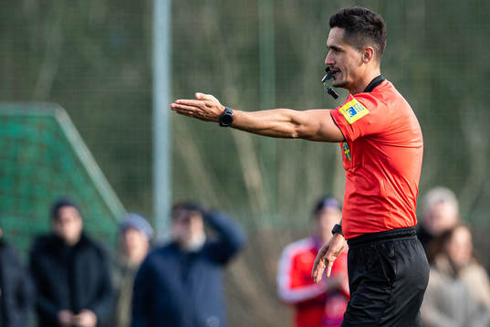 Domare Fikret Buqa dömer straff till Helsingborg
