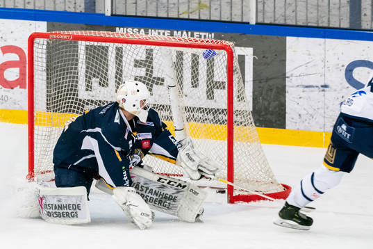 Borlänges målvakt Alexander Johansson släpper in mål