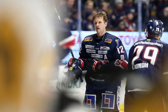 Linköpings Sebastian Karlsson har ont